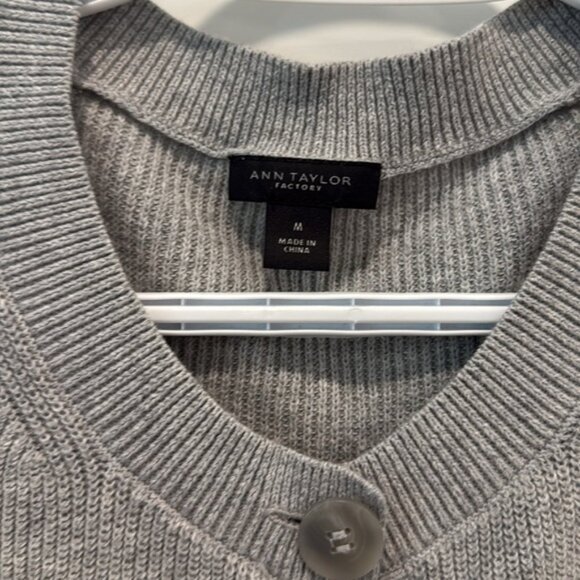 🏴 Ann Taylor Gray Knit Cardigan Sweater size medium - Picture 4 of 6